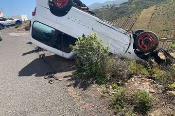 Un vehículo se sale de la vía en Hoya Niebla (Telde) y se precipita ladera abajo 20 metros/TA.